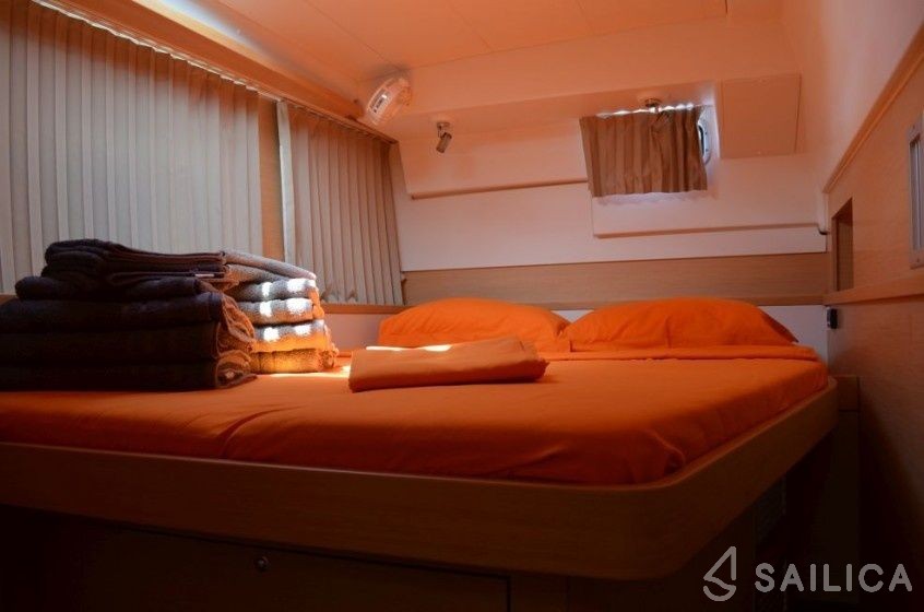 Lagoon 400 S2 - Yacht Charter Sailica