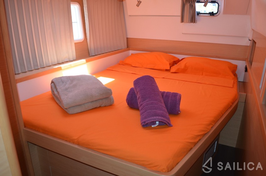 Lagoon 400 S2 - Yacht Charter Sailica