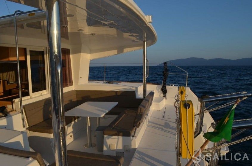 Lagoon 400 S2 - Yacht Charter Sailica