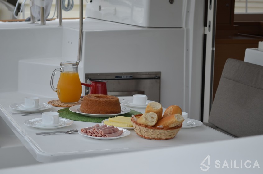 Lagoon 400 S2 - Yacht Charter Sailica