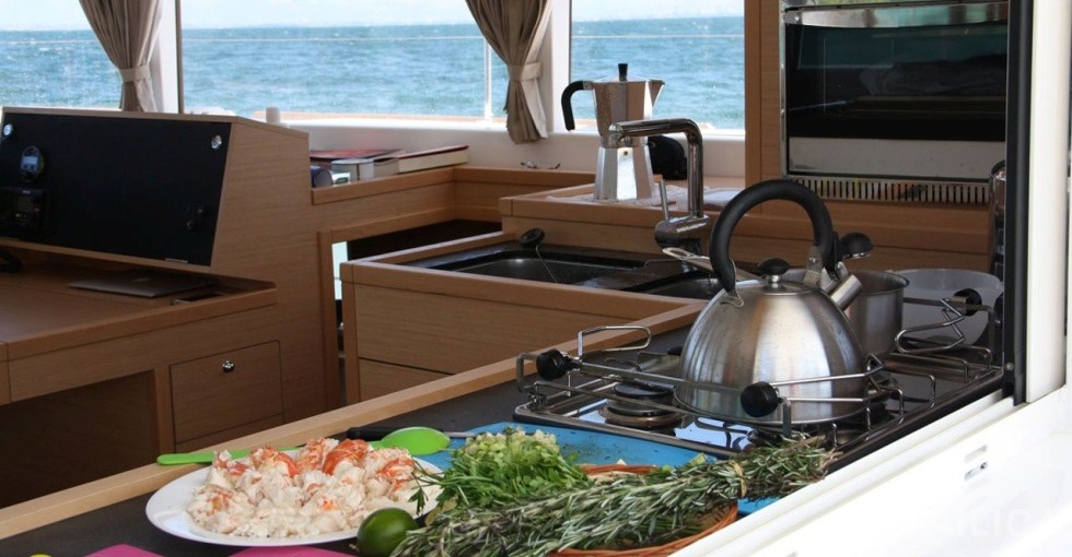 Lagoon 400 S2 - Yacht Charter Sailica