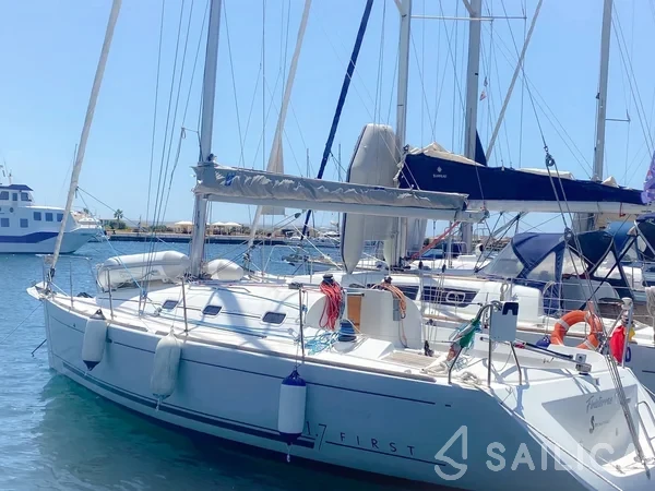 First 31.7 - Yacht Charter Sailica