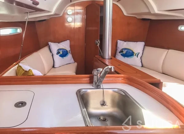 First 31.7 - Yacht Charter Sailica