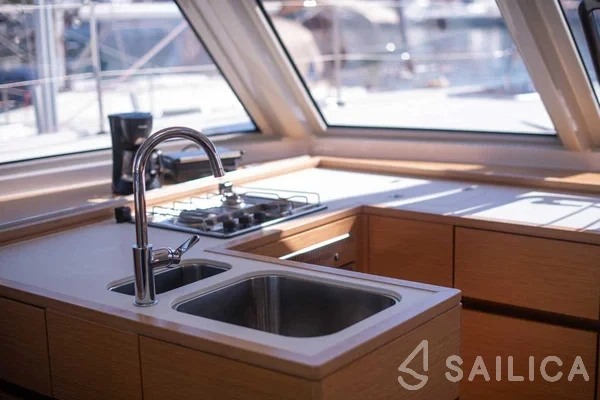 Nautitech 46 Fly - Yacht Charter Sailica