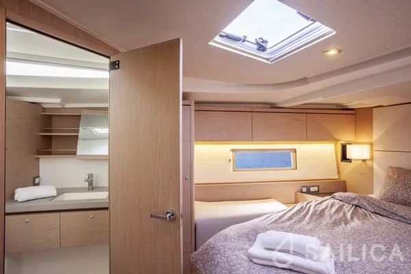 Oceanis 51.1 - Yacht Charter Sailica