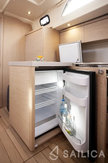 Oceanis 51.1 - Yacht Charter Sailica