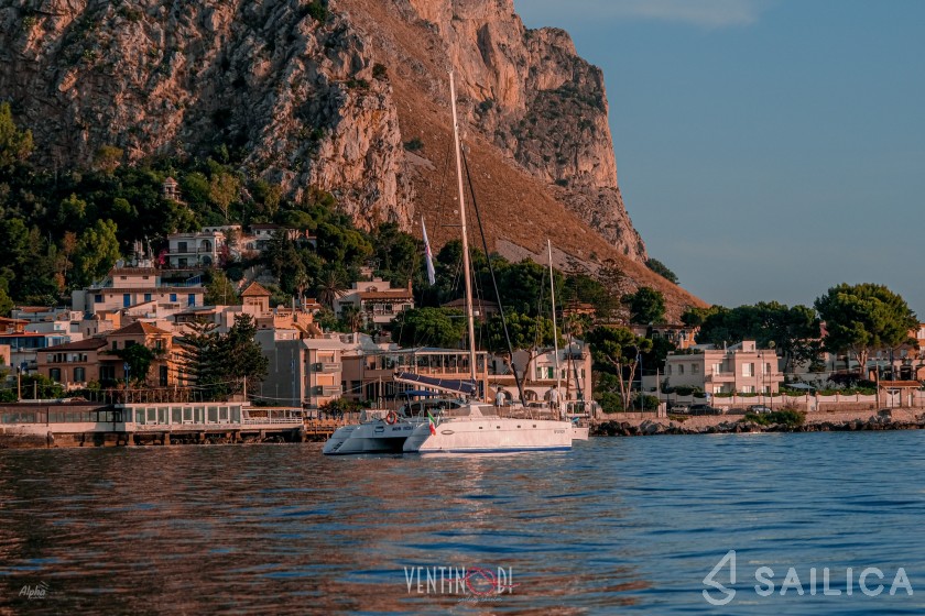 Belize 43 - Yacht Charter Sailica