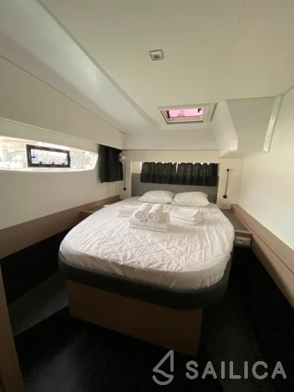 Astréa 42 - Yacht Charter Sailica