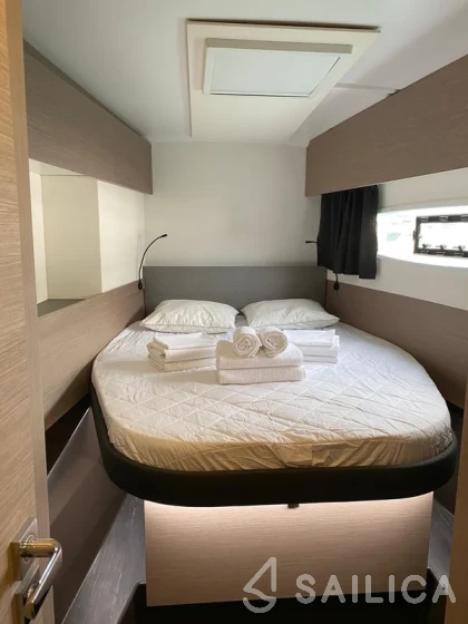 Astréa 42 - Yacht Charter Sailica
