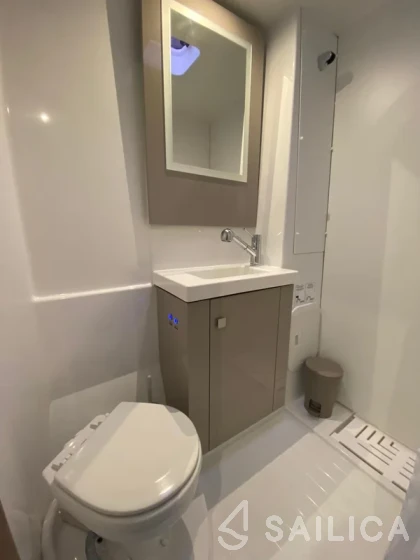 Astréa 42 - Yacht Charter Sailica