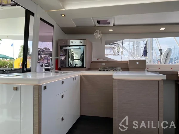 Astréa 42 - Yacht Charter Sailica