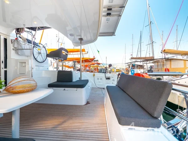 Lagoon 40 - Yacht Charter Sailica