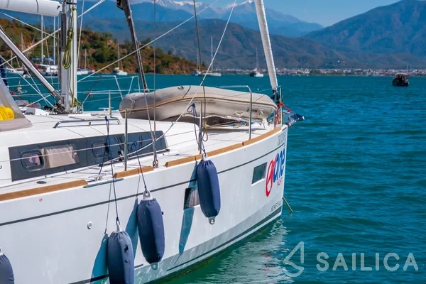 Oceanis 38.1 - Yacht Charter Sailica