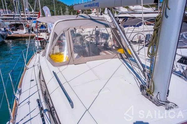 Oceanis 38.1 - Yacht Charter Sailica
