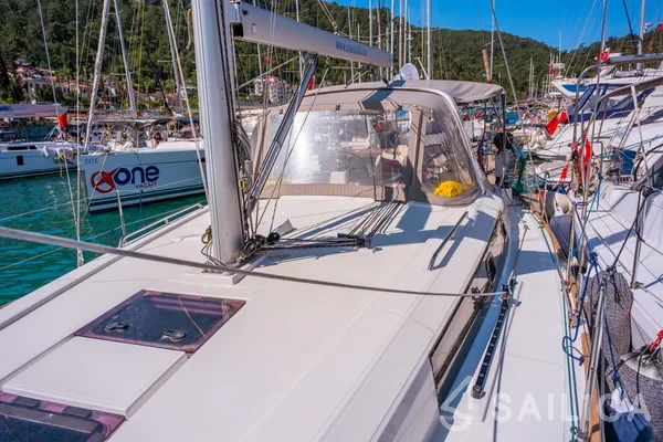 Oceanis 38.1 - Yacht Charter Sailica