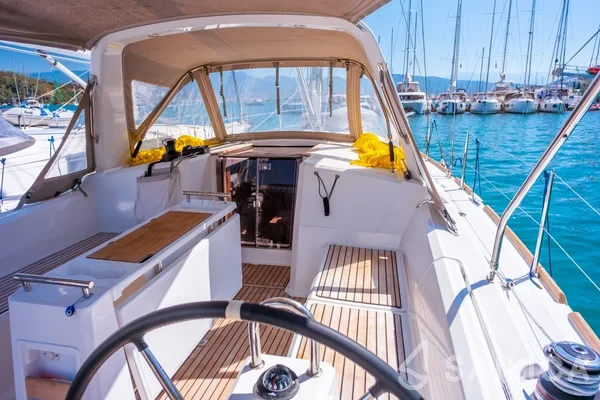 Oceanis 38.1 - Yacht Charter Sailica