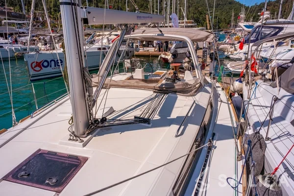Oceanis 38.1 - Yacht Charter Sailica