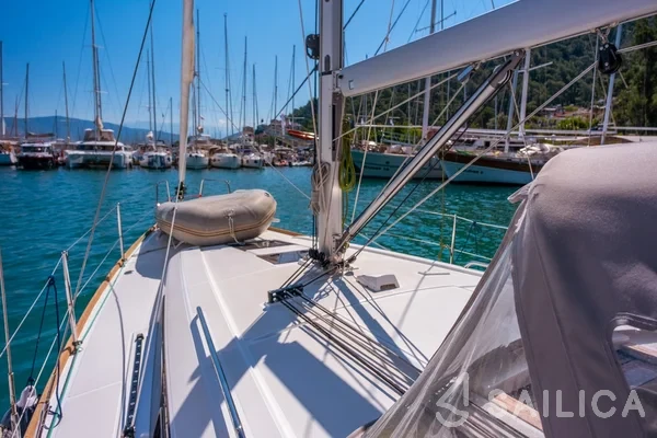 Oceanis 38.1 - Yacht Charter Sailica