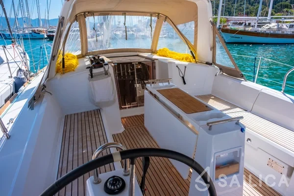 Oceanis 38.1 - Yacht Charter Sailica