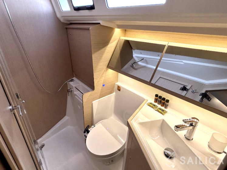 Oceanis 40.1 - Yacht Charter Sailica