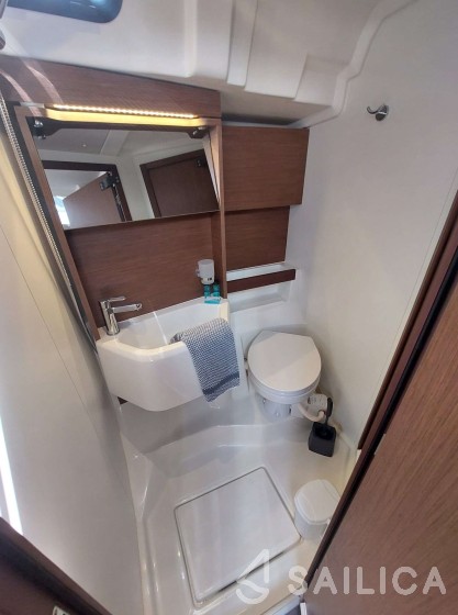Oceanis 51.1 - Yacht Charter Sailica