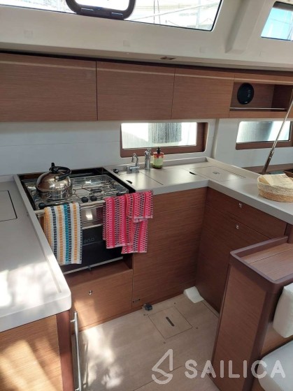 Oceanis 51.1 - Yacht Charter Sailica