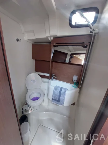 Oceanis 51.1 - Yacht Charter Sailica