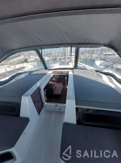 Oceanis 51.1 - Yacht Charter Sailica