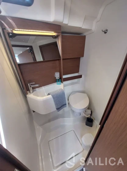 Oceanis 51.1 - Yacht Charter Sailica
