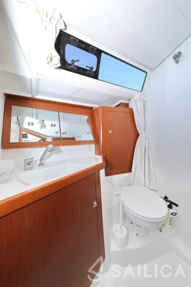 Oceanis 45 - Yacht Charter Sailica