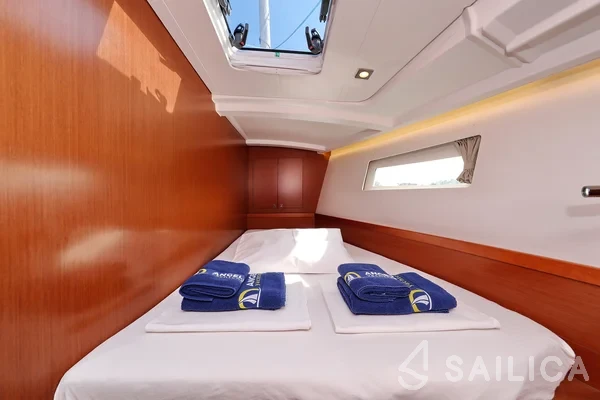 Oceanis 45 - Yacht Charter Sailica