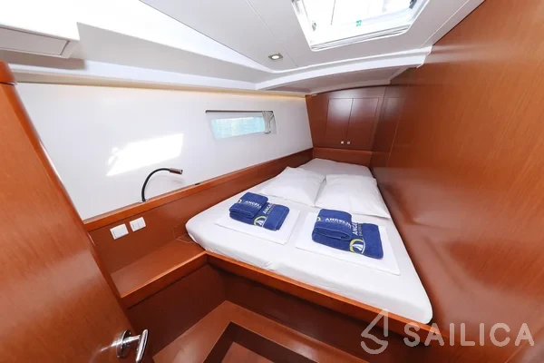 Oceanis 45 - Yacht Charter Sailica