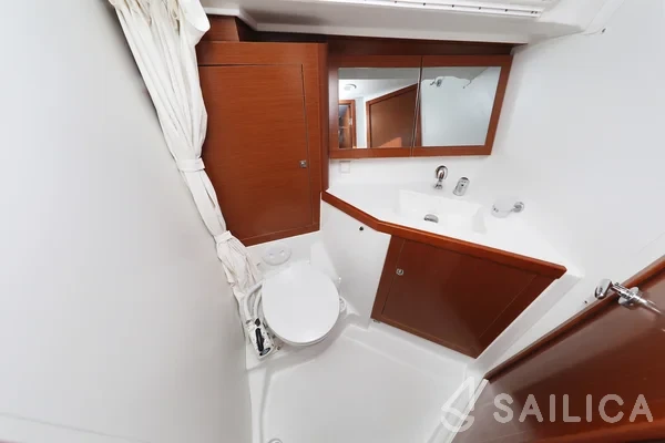 Oceanis 45 - Yacht Charter Sailica