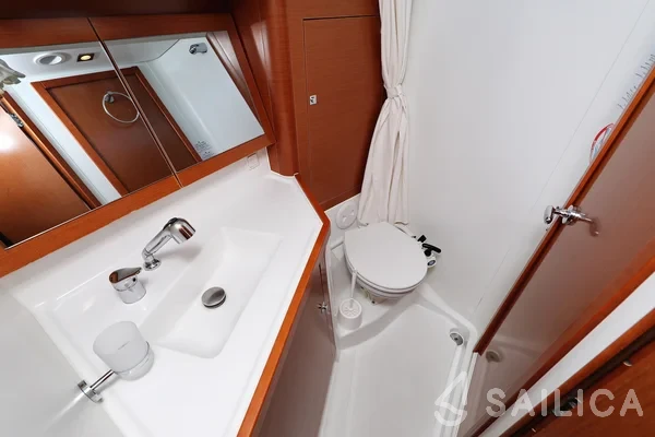Oceanis 45 - Yacht Charter Sailica