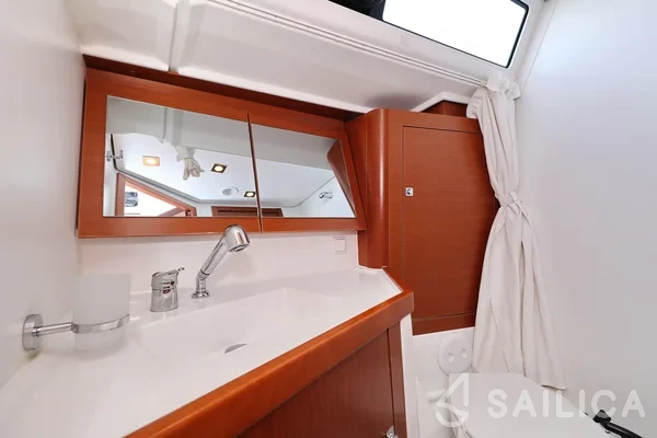 Oceanis 45 - Yacht Charter Sailica