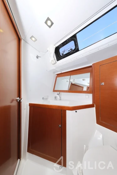 Oceanis 45 - Yacht Charter Sailica
