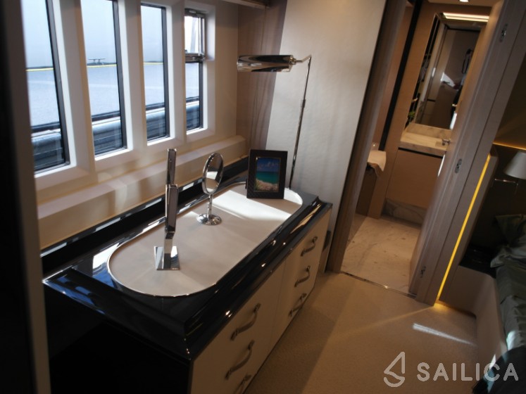 Azimut 80 - Yacht Charter Sailica