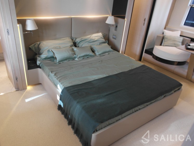 Azimut 80 - Yacht Charter Sailica