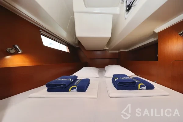 Oceanis 41.1 - Yacht Charter Sailica