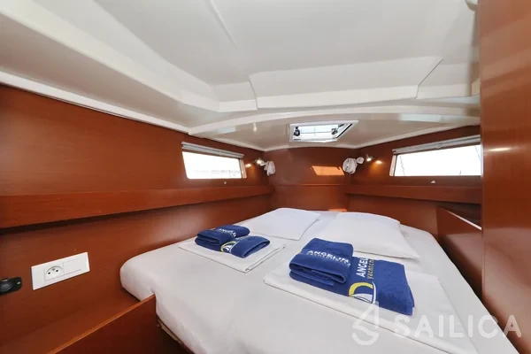 Oceanis 41.1 - Yacht Charter Sailica