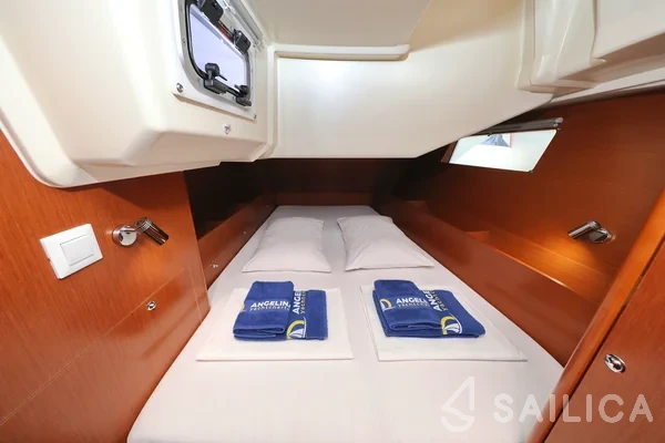 Oceanis 41.1 - Yacht Charter Sailica