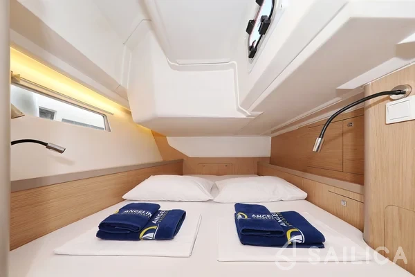 Oceanis 45 - Yacht Charter Sailica