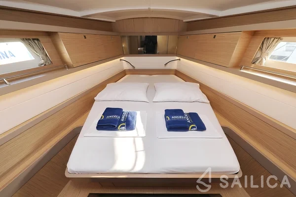 Oceanis 45 - Yacht Charter Sailica