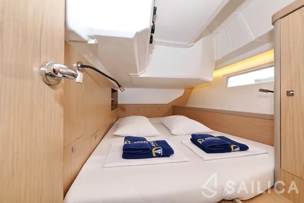 Oceanis 45 - Yacht Charter Sailica