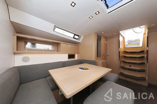 Oceanis 45 - Yacht Charter Sailica