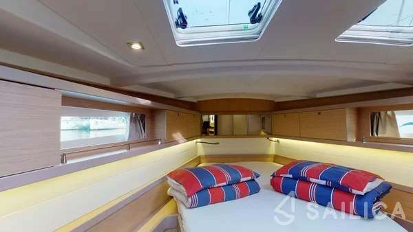 Oceanis 45 - Yacht Charter Sailica