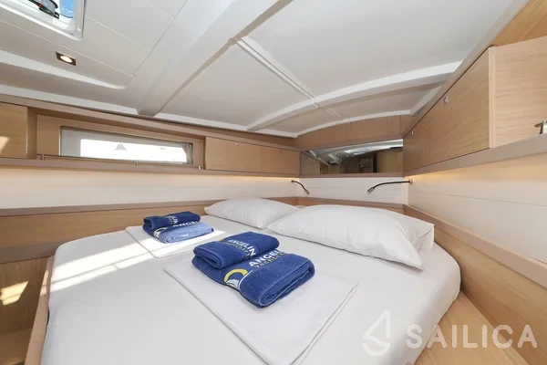 Oceanis 45 - Yacht Charter Sailica