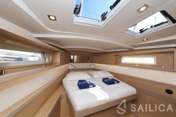 Oceanis 45 - Yacht Charter Sailica