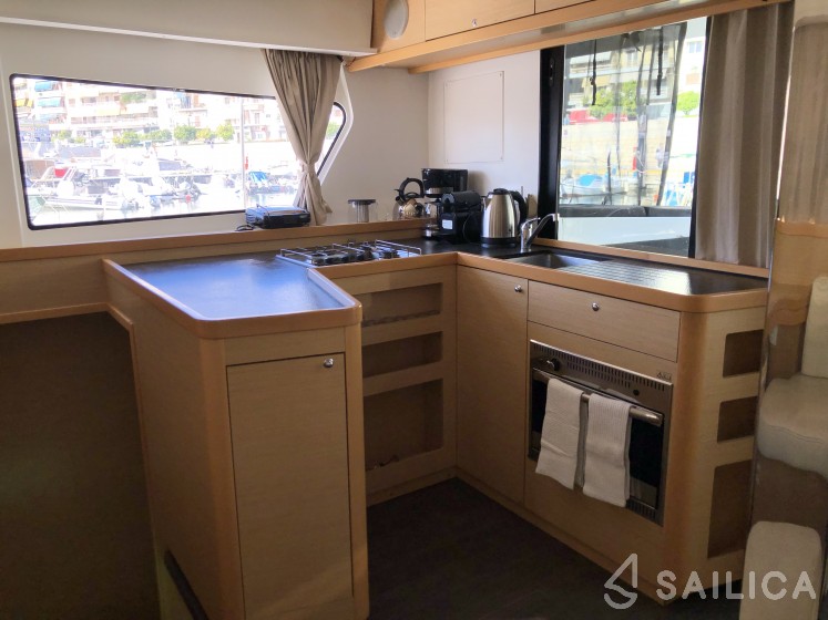 Lagoon 42 - Yacht Charter Sailica