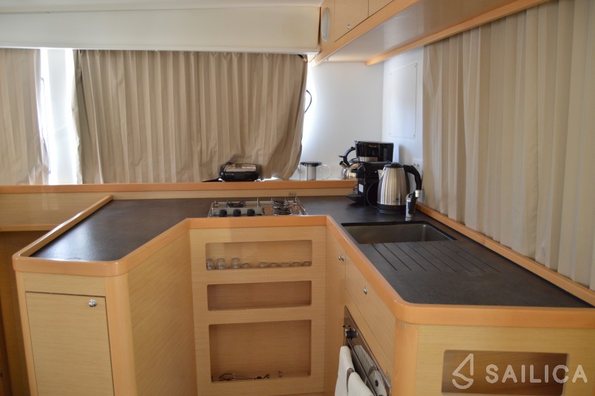 Lagoon 42 - Yacht Charter Sailica